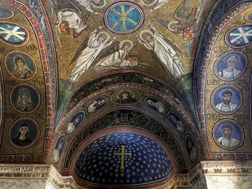 Monogramma di Pietro II nella Cappella Arcivescovile di Ravenna
